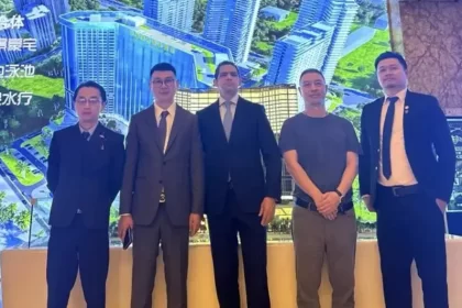 Liang Xu, Li Daren, Lou Hong y Jian Wu junto al consultor de negocios Luis González, al centro.