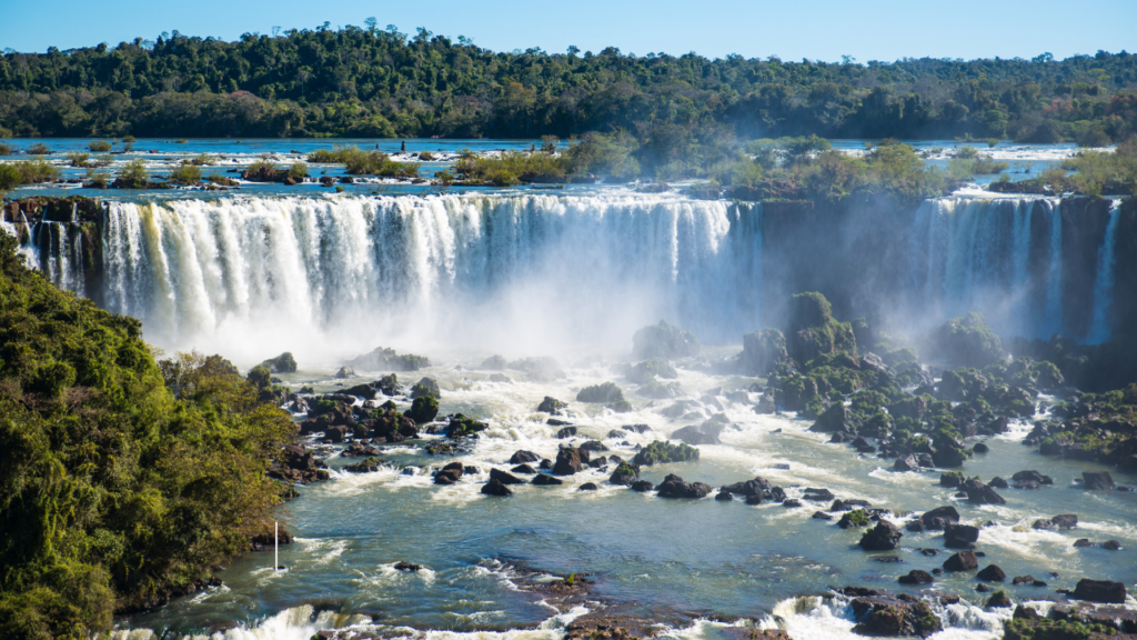 Cataratas del Iguazú, turismo de naturaleza en América Latina, viajes de aventura